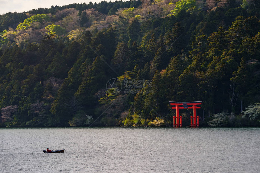 在日本Hakone圣殿托里城门附近的Ashi湖上挂渔船图片
