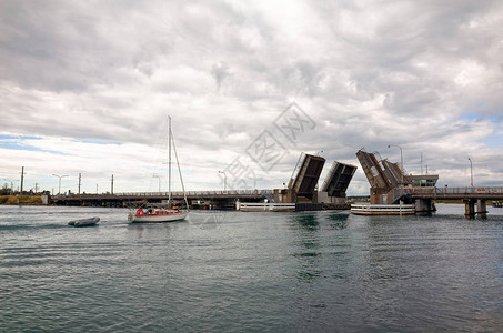 澳大利亚新南威尔士州麦夸里湖的一座双叶开启桥背景图片