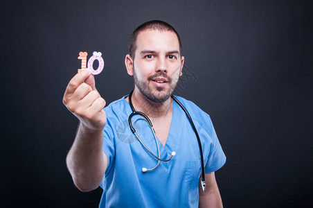 男儿科医生的肖像显示十号在黑图片