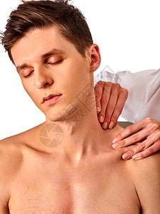 水疗沙龙男士肩颈按摩医生在康复中心做治疗由经验丰富的专家矫正颈部脱图片