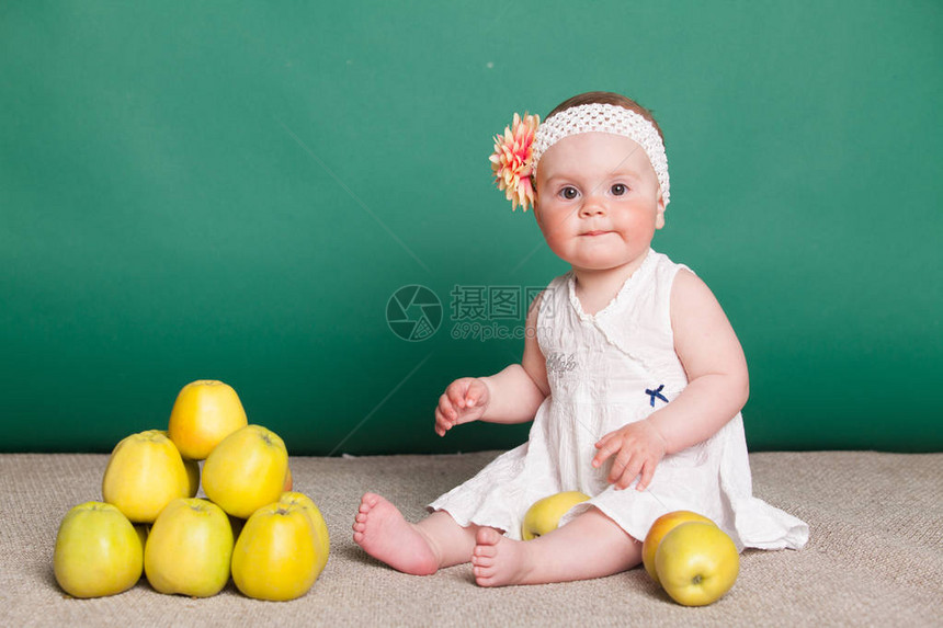 穿青苹果裙子的女婴1图片