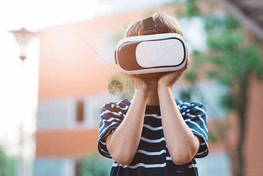 在虚拟现实谷歌中观看模拟图片