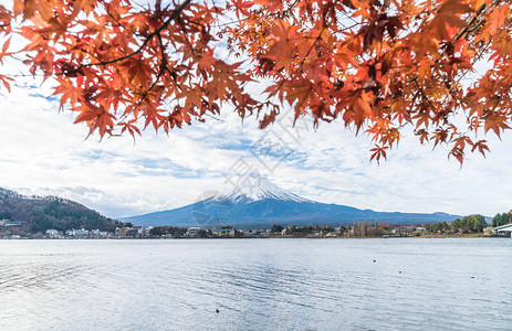 日本河口湖多云的富士山图片