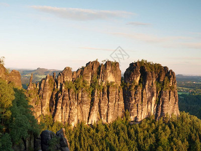 在德国萨克森瑞士公园施拉姆斯泰因的岩石塔上图片