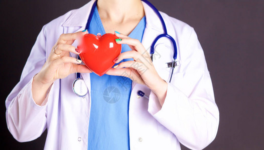 有拿着心脏的听诊器的女医生图片