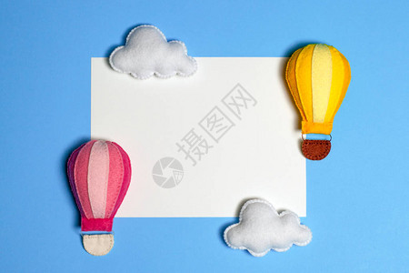 在蓝天的热气球与云彩框架copyspace手工毛毡玩具抽象的天空旅行社动机业务发展贺卡横幅背景图片
