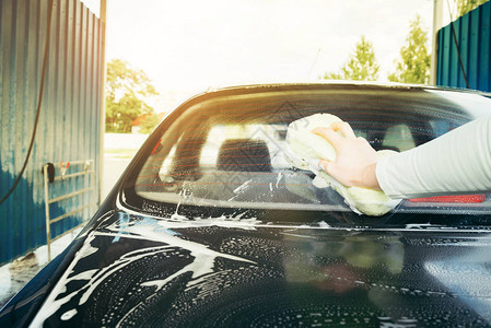 在洗车场用海绵洗车的手图片