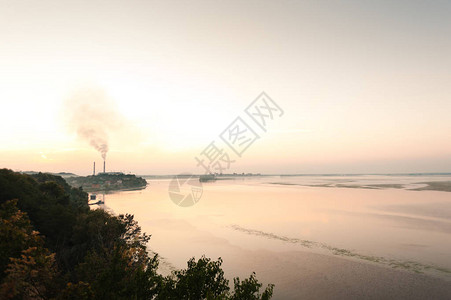 河流和海岸的美丽景色图片