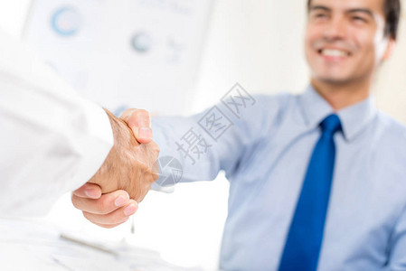 进行握手的商人伙伴关系问候合并图片