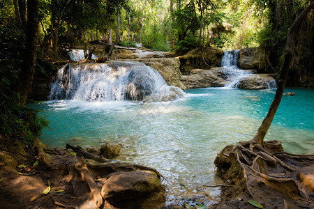 老挝LuangPrabang旅游区附近令人惊叹的KuangSi瀑布图片