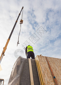 安装起重机安装结构隔绝板的屋顶建筑工人SIP建造新的图片