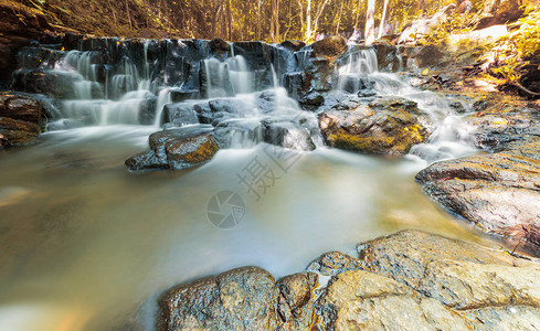 秋季美丽的瀑布Samlan瀑布图片