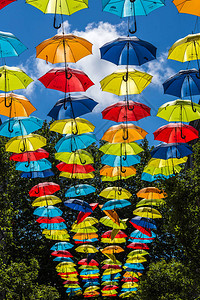 在利物浦市中心的一条街上悬浮了200顶彩色雨伞图片