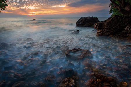 美丽的海景和太阳升图片