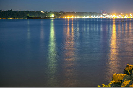 塔科马港海面有光照反射图片