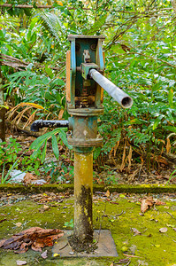 用于从井供水的蓝色水压泵柱图片