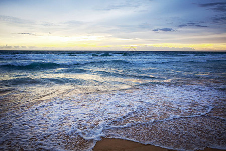 泰国普吉岛上的海浪和沙滩图片