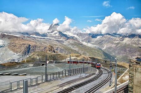 雪山景观和铁路图片