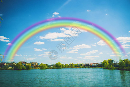 温馨的乡村湖彩虹图片