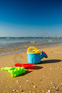 儿童海滩玩具和海图片