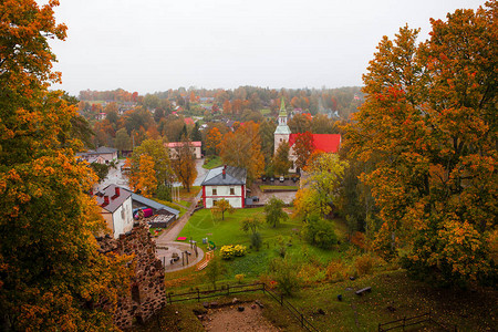 秋天的落叶和古老的欧洲小镇景观与教堂图片