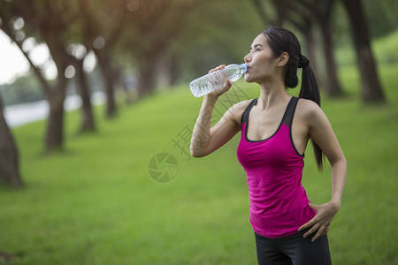 女人从锻炼中喝水图片