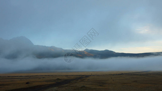 从Cotopaxi公园看山丘的景象在多云的清晨图片