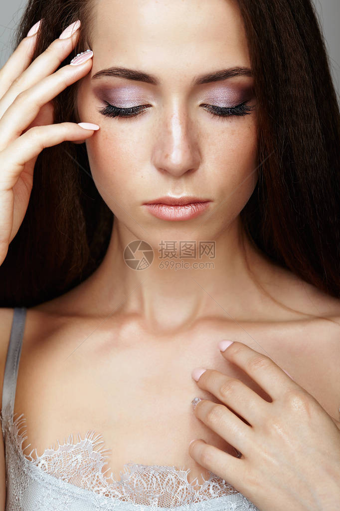 年轻女人用手指摸脸的美容肖像长发和白日女化图片