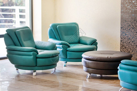 在商业大楼的大厅或等候区举行舒适的现代奢侈皮革臂椅和圆桌会图片