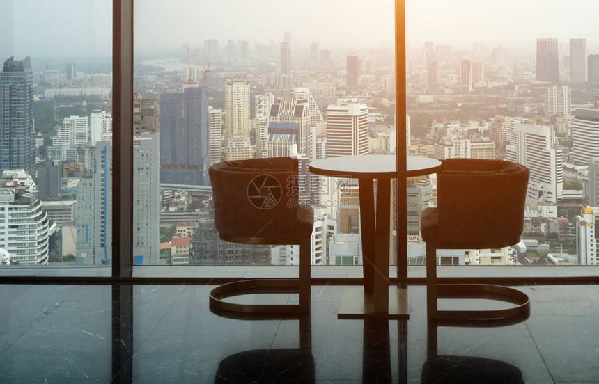 两张现代椅子和两张玻璃桌围在塔楼办公室图片