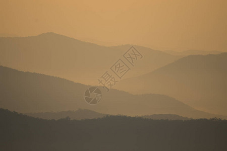日落时的山脉和薄雾层图片