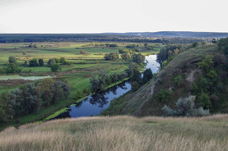 乌克兰夏季河谷和山丘之间的河图片