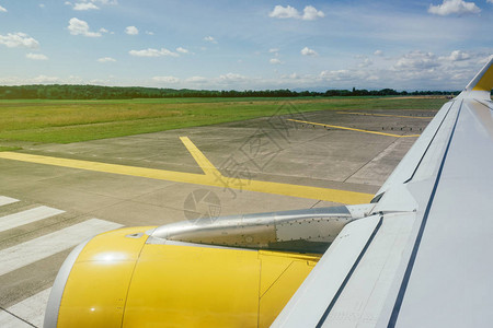 具有现代飞机翼和机身部分的国际机场准备降落或起飞到度假图片