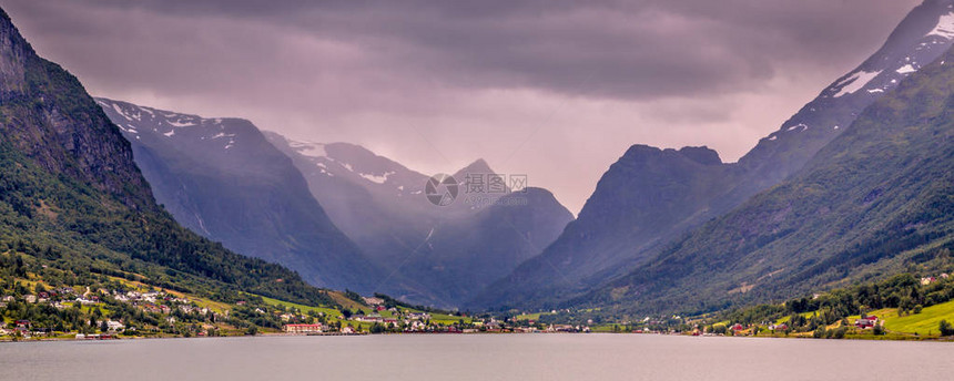 挪威因维克峡湾挪威Briksdalsbreen冰川谷图片