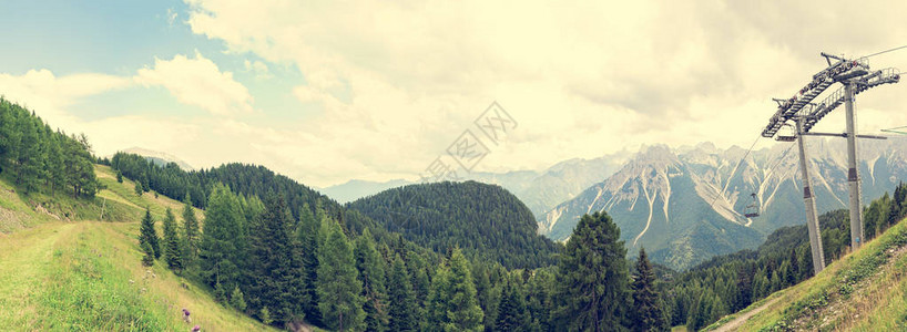 夏季有森林多洛米人山谷和椅子升降机的山区全景图片