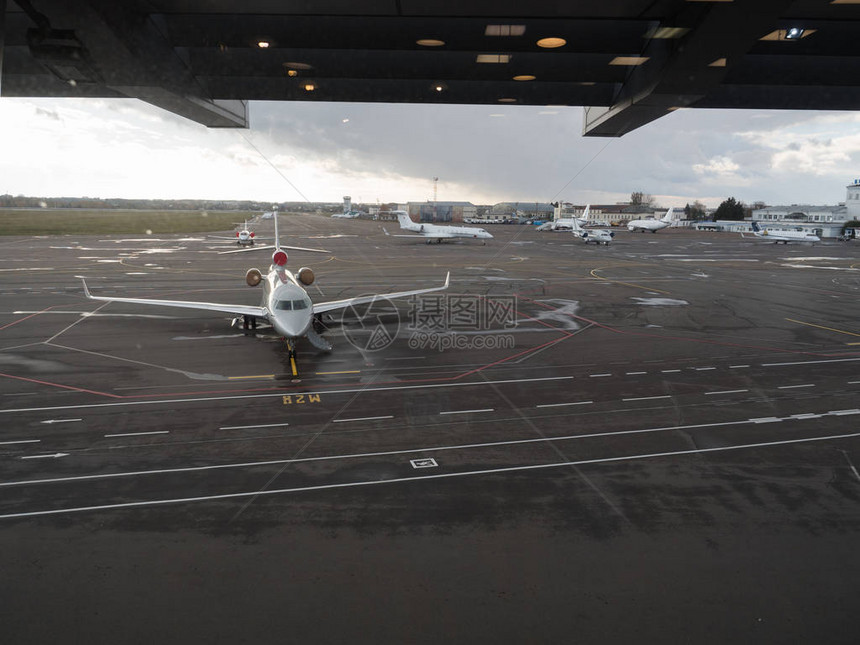 飞机停在机场乌图片