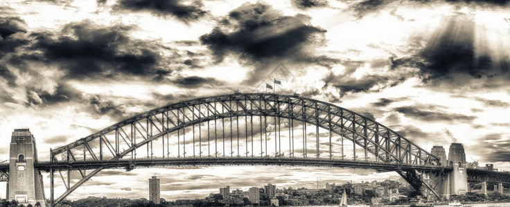 夕阳下的悉尼海港大桥图片
