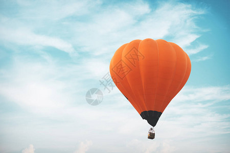 老式热气球在天空飞翔旅行和航空运输概念复古和复古图片
