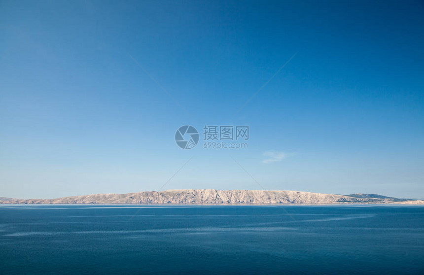 海岸岩石景观与蔚蓝的大海白天图片