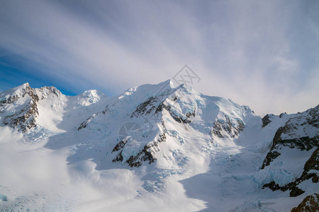 雪山脉和蓝天的冬季景观滑雪徒步旅行冬季运动和登山等地活图片