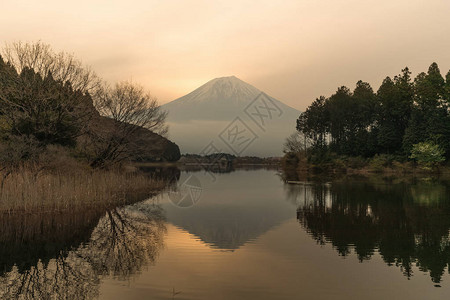 日出时间在狸湖的富士山图片