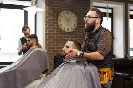 理发师在理发店为客户理发男美发沙龙图片