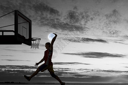 篮球运动员户外投掷球的剪影混合媒体图片