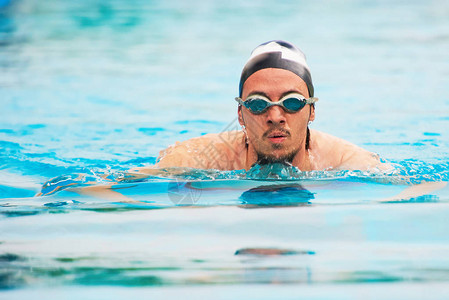 游泳运动员在游泳池的肖像图片
