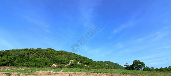 美丽的绿色山丘中蓝天的自然和环境全景图片