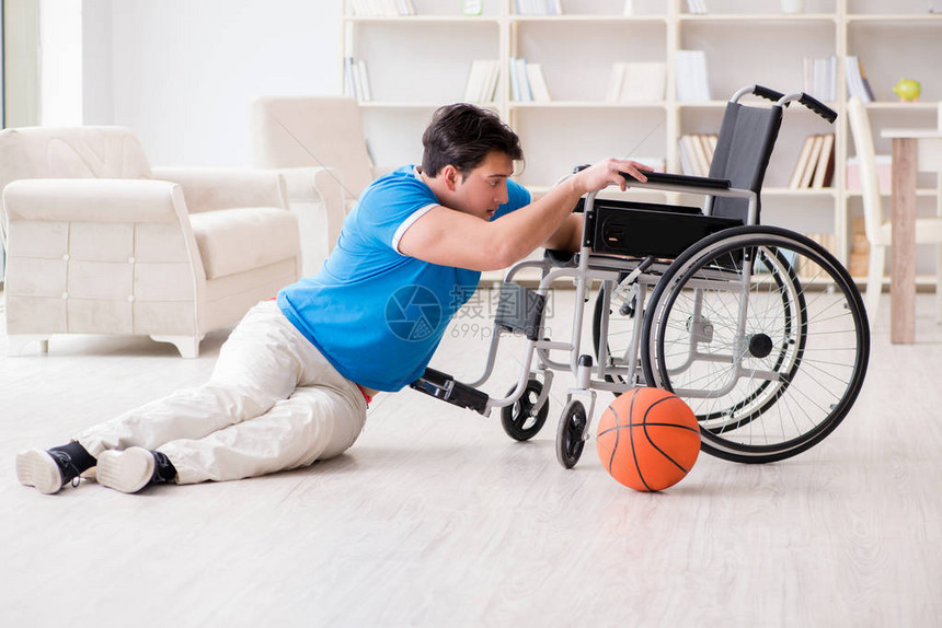 年轻篮球运动员坐在轮椅上图片
