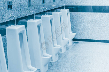 男公共浴室的清洁尿液图片