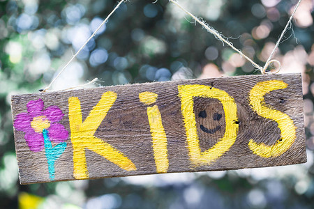 挂在绳子上的木牌上的孩子们题词儿童和儿图片
