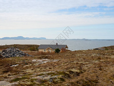 挪威海岛春天海边的现代石质家庭住宅图片
