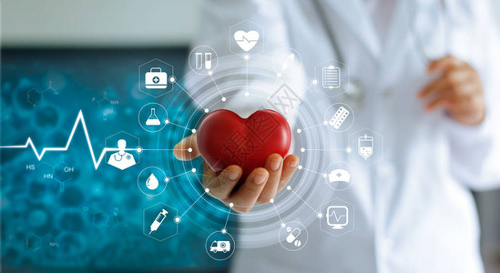 医学博士手握红心形图标医疗网络与实验室现代虚拟屏幕界面连接图片